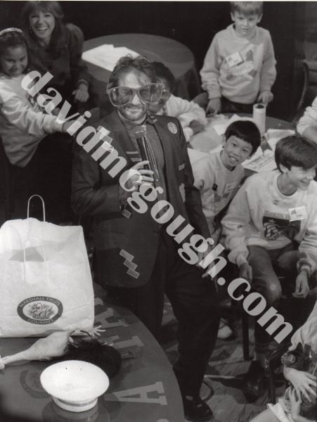 Robin Williams with children 1988, NYC.jpg